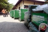 Bojonegoro - Dua petugas Dinas Perhutanan dan Perkebunan (Dishutbun) Kabupaten Bojonegoro, Jawa Timur, mengecek peralatan mesin perajang tembakau, Rabu (1/7). Dishutbun setempat memperoleh alokasi dana bagi hasil cukai hasil tembakau (DBH CHT)sebesar Rp7 miliar lebih, pada 2015, selain dimanfaatkan membeli alat perajang untuk petani, juga untuk berbagai keperluan mendorong perkembangkan tembakau. Antara Jatim/Foto/Slamet Agus Sudarmojo. 