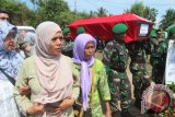 Ernawati mendampingi jenazah anaknya Serda Sri Febri Ramadhanu saat tiba di rumah duka di jalan Sapta Marga Banjarbaru, Kamis (2/7). Almarhum Serda Sri Febri Ramadanu adalah bintara mekanik madya Pusat Penerbangan Angkatan Darat (Puspenerbad) Skadron 12/Serbu, Waytuba, Waykanan, Lampung yang gugur saat melaksanakan tugas dalam kecelakaan jatuhnya pesawat Hercules C130 di Medan Selasa (30/6) lalu. Foto Antaranews Kalsel/Herry Murdy Hermawan