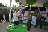 Kepala Kesehatan Daerah Militer  (Kakesdam) XII/Tanjungpura Kolonel Ckm dr Damar A .Sp.B  menerima hibah satu unit kendaraan ambulance dari Kantor Cabang Bank Rakyat Indonesia (BRI ) Pontianak diserahkan oleh Kepala Cabang BRI A. Chairul Ganie di Rumah Sakit Tk. II Kartika Husada, Jl. Adi Sucipto Kubu Raya, Kalbar, Rabu (01/07) sore. (Foto Pendam Tanjungpura)