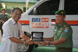 Kepala Kesehatan Daerah Militer  (Kakesdam) XII/Tanjungpura Kolonel Ckm dr Damar A .Sp.B  menerima hibah satu unit kendaraan ambulance dari Kantor Cabang Bank Rakyat Indonesia (BRI ) Pontianak diserahkan oleh Kepala Cabang BRI A. Chairul Ganie di Rumah Sakit Tk. II Kartika Husada, Jl. Adi Sucipto Kubu Raya, Kalbar, Rabu (01/07) sore. (Foto Pendam Tanjungpura)