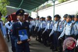 Prajurit TNI AU mengusung peti jenazah Serda Syamsir Wanto ketika di rumah duka, Jl Borobudur, Kota Madiun, Jatim, Kamis (2/7). Serda Syamsir Wanto prajurit TNI AU bertugas di Depohar 60 Lanud Iswahjudi, Magetan tewas ketika pesawat Hercules C-130 yang dia tumpangi mengalami kecelakaan di Medan pada Selasa (30/6). Antara Jatim/Foto/Siswowidodo/15