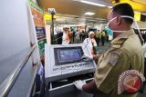 Petugas kesehatan Bandara Soekarno Hatta memeriksa 'thermal scanner' untuk mendeteksi suhu tubuh jamaah umrah saat melakukan simulasi kesiapsiagaan dan penatalaksanaan MERS-CoV di Terminal 2 Bandara Soekarno Hatta, Tangerang, Banten, Jumat (3/7). Selain untuk meningkatkan kesiapsiagaan tentang penyakit MERS-CoV, simulasi ini juga bertujuan untuk mengedukasi masyarakat secara langsung untuk memahami resiko penyakit tersebut yang saat ini sudah merebak di Korea Selatan. ANTARA FOTO/Rivan Awal Lingga/wdy/15.