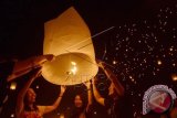 Umat Budha lepas 3.000 lampion simbol perdamaian 