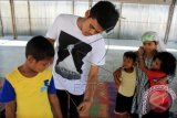 Relawan mengukur badan salah satu anak pengungsi etnis Rohingya di tempat penampungan sementara Desa Blang Ado, Aceh Utara, NAD, Rabu (1/7). Para relawan menyiapkan pakaian seragam bagi 339 orang etnis Rohingya untuk dipakai pada Hari Raya Idul Fitri bersama masyarakat Aceh. ANTARA FOTO/Rahmad/Rei/aww/15.