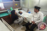 Wakil Gubernur Jawa Timur Saifullah Yusuf (kanan) saat mengunjungi pasien di RSU dr Soetomo Surabaya, Jumat (3/7). Pada kesempatan itu, Wagub Jatim juga membagikan bantuan terhadap 691 pasien kurang mampu dari dana CSR PT Sido Muncul, Tbk