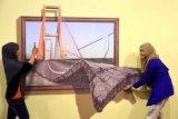 Pengunjung berfoto dengan latar belakang gambar tiga dimensi di Museum Tiga Dimensi di Surabaya Town Square (Sutos), Surabaya, Jawa Timur, Kamis (2/7). Museum \