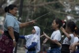 Anak-anak belajar tari Bali di halaman Taman Ismail Marzuki, Jakarta, Jumat (3/7). Dengan mengenal seni sejak dini dapat menyeimbangkan antara otak kanan dan otak kiri anak. ANTARA FOTO/Rosa Panggabean/ama/15.
