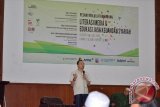 Pengawas senior Otoritas Jasa Keuangan (OJK) Ansyori
Abdullah saat memaparkan tentang Edukasi Jasa Keuangan Syariah pada Pesantren Kilat Literasi Media di kampus SEAMEO Biotrop, Bogor, Jabar, Sabtu (4/7). (Foto:
Antara/Teguh Ariffaiz Nasution)