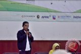 Praktisi dari Biro Foto LKBN-Antara Anton Santoso
memaparkan tema 'Perlunya Memakai Internet Secara Bijak dan Cerdas' pada Pesantren Kilat Literasi Media di kampus SEAMEO Biotrop, Bogor, Jabar, Sabtu (4/7). (Foto:
Antara/Teguh Ariffaiz Nasution)