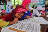 Sejumlah siswa menulis huruf Arab saat belajar pengenalan seni kaligrafi di Sekolah Dasar Islam Kurma, Sidorejo Kidul, Salatiga, Jawa Tengah, Sabtu (4/7). Kegiatan yang diikuti puluhan siswa tingkat sekolah dasar tersebut bertujuan untuk memperkenalkan seni kaligrafi dasar sejak dini. ANTARA FOTO/ Aloysius Jarot Nugroho/ss/kye/15.