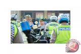 

Kapolda Jawa Timur Irjen Pol Anas Yusuf (tengah) mengecek persiapan personel dalam apel di lapangan  Polda Jatim, di Surabaya, Senin (6/7). Kegiatan tersebut merupakan persiapan Operasi Ketupat Semeru 2015 di Jawa Timur. Antara Jatim/ Andy Pinaria/SHP/15