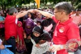 Warga mengantre pembagian bantuan paket sembako untuk Ramadhan dan Idul Fitri yang disalurkan Yayasan Hakka Aceh di Desa Peunayong, Kecamatan Kuta Alam, Banda Aceh, Minggu (5/7). Pembagian 1.500 paket sembakoyang digelar setiap tahun itu merupakan wujud toleransi dalam kehidupan bermasyarakat tanpa membedakan suku, ras dan agama. ANTARA FOTO/Irwansyah Putra/asf/aww/15.
