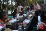 Walikota Banda Aceh Illiza Sa'aduddin Djamal (tengah) menyapa anak yatim yang buka puasa bersama pada Festival Gampong (kampung) Ramadan, Banda Aceh, Sabtu (4/7). Festival yang dipusatkan di sepanjang tepi Krueng (sungai) Aceh hingga 12 Juli mendatang menjual aneka produk khas Ramadan dan Idul Fitri, bazar murah, penampilan musik religi, tausyiah Ramadan dan buka puasa bersama 600 anak yatim. ANTARA FOTO/Irwansyah Putra/ama/15.