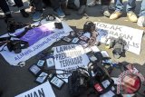 Sejumlah wartawan meletakkan kartu pers dan peralatan liputan sebagai bentuk protes terhadap aksi kekerasan terhadap jurnalis saat unjuk rasa di depan Monumen Bajra Sandhi, Denpasar, Selasa (7/7). Puluhan wartawan yang tergabung dalam Aliansi Jurnalis Independen (AJI) dan Solidaritas Jurnalis Bali (SJB) mengecam aksi pemukulan terhadap sejumlah wartawan foto yang meliput kasus korupsi di Gedung Komisi Pemberantasan Korupsi (KPK) pada Senin (6/7). ANTARA FOTO/Nyoman Budhiana/i018/2015.