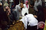 Gubernur H Rudy Ariffin didampingi Hj Hayatun Fardah Rudy Ariffin mencium jenazah ibunda Almarhum Hj Puspa Ningrat Binti Abdul Majid yang disemayamkan di rumah duka di Komplek Perumahan Buncit Indah Banjarmasin. Ciuman Gubernur merupakan ciuman terakhir setelah ibunda meninggal dunia sekitar pukul 02.15 WITA, dirumah Sakit Umum Daerah Ulin Banjarmasin, Rabu (8/7).Foto Antaranews Kalsel/Humas Pemprov Kalsel/e)  