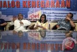 Ketua Panitia Urusan Rumah Tangga (PURT) DPD Habib Ali Alwi (kiri), Sekjen Masyarakat Transportasi Indonesia Ellen SW Tangkudung (tengah) dan Pengamat Transportasi Yayat Supriatna (kanan) menjadi pembicara dalam Dialog Kenegaraan di Kompleks Parlemen, Senayan, Jakarta, Rabu (8/7). Diskusi tersebut membahas mengenai kesiapan transportasi jelang mudik Idul Fitri 1436 H. ANTARA FOTO/Sigid Kurniawan/wdy/15.