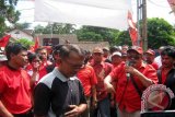 Seorang kader PDIP Jember (kanan) berorasi di halaman Kantor DPC PDIP Jember, Rabu (8/7). Ratusan kader yang tergabung dalam Forum Silaturahmi PAC PDIP se-Jember menuntut kader partai mendapat rekomendasi dari DPP sebagai calon Bupati Jember periode 2015-2020.Antara Jatim/Foto/Zumrotun Solichah