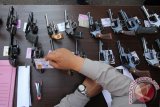 Polisi memeriksa senjata api (senpi) jenis revolver milik anggota polisi di jajaran Polres Pasuruan saat pemeriksaan senpi di Polres Pasuruan, Jawa Timur, Rabu (8/7). Pemeriksaan rutin tersebut bertujuan mengetahui kelayakan dan kelengkapan adiminstratif senpi yang dipegang oleh para anggota sekaligus untuk mengantisipasi upaya penyalahgunaannya. Antara Jatim/Moch Asim/Zk/15