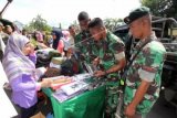 ersonel Kodam XVI Pattimura membeli sejumlah produk di Pasar Murah yang digelar di Makodam Pattimura, Ambon, Maluku, Rabu (8/7). Pasar Murah yang dikhususkan untuk prajurit Kodam Pattimura digelar menjelang Hari Raya Idul Fitri 1436 Hijriyah. ANTARA FOTO/izaac mulyawan/ed/pd/15