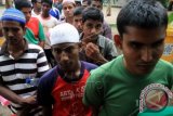 Sejumlah imigran gelap asal Bangladesh beraktivitas di tempat penampungan sementara di kantor imigrasi Punteut, Lhokseumawe, Aceh. Rabu (8/7). Tujuh imigran Bangladesh kabur dari dari penampungan sementara tersebut pada hari Selasa (7/7) sekitar pukul 18.00 WIB dengan memanfaatkan kelengahan pengamanan saat buka puasa. ANTARA FOTO/Rahmad/ed/aww/15.