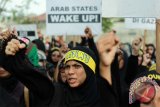 Sejumlah massa tergabung dalam Komite Umat Islam anti-Amerika dan Israel (KUMAIL) melakukan aksi di sekitar kantor Konjen Amerika Serikat di Surabaya, Jawa Timur, Jumat (10/7). Aksi tersebut digelar dalam rangka hari Quds Sedunia untuk menyatakan solidaritas kepada rakyat Palestina. Antara Jatim/Foto/Andy Pinaria/SHP/15