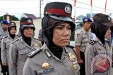 Personel Polwan Polda Aceh mengikuti Apel Operasi Ketupat Rencong 2015 di lapangan Mapolres Lhokseumawe, Provinsi Aceh. Kamis (9/7). ANTARA FOTO/Rahmad/Rei/foc/15.