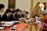 Presiden Joko Widodo (kanan) menerima kunjungan utusan khusus Perdana Menteri Jepang Hiroto Izumi (ketiga kanan) di Istana Merdeka, Jakarta, Jumat (10/7). Pertemuan tersebut membahas peningkatan hubungan bilateral dan kerjasama ekonomi antara kedua negara. ANTARA FOTO/Yudhi Mahatma/wdy/15