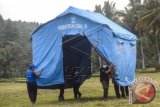 Petugas memasang tenda sebagai tempat pengungsian sementara di Songgon, Banyuwangi, Jawa Timur, Sabtu (11/7). Tenda tersebut menjadi tempat tinggal sementara warga jika harus mengungsi akibat letusan Gunung Raung. ANTARA FOTO/Zabur Karuru/wdy/15.