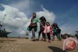 Pemudik naik menuju kapal, saat Mudik Gratis via kapal laut, di Pelabuhan Kalianget, Sumenep, Jatim, Sabtu (11/7). Sekitar 230 pemudik tujuan Pulau Kangean, Sumenep, menikmati  