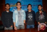 Vokalis Band Noah Nazriel Irham atau Ariel (kedua kanan), gitaris Lukman (kiri), keyboard David (kedua kiri) dan gitaris Uki (kanan) berfoto bersama ketika menggelar Meet and Greet Noah bertajuk Ngabuburit Bareng Noah di Bandung, Jawa Barat, Minggu (12/7). Band Noah menggelar Meet and Greet Noah untuk menyapa langsung dan menghibur para penggemarnya jelang berbuka puasa sekaligus menutup gelaran Bazaar Ramadan UMKM Bank BJB 2015. ANTARA FOTO/Fahrul Jayadiputra/wdy/15.