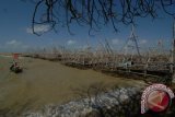 Sebuah perahu dan puluhan bagan ditambatkan di Pantai Talangsiring, Pamekasan, Jatim, Senin (13/7). Sejak Minggu (12/7) sebagian nelayan di Madura tidak melaut karena ombak mencapai ketinggian empat meter. Antara Jatim/Foto/Saiful Bahri/15