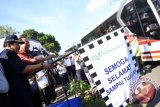 Gubernur Jawa Timur, Soekarwo (kiri) memberangkatkan bus mudik bareng gratis 2015 di Surabaya, Jawa Timur, Selasa (14/7). Mudik gratis yang diselenggarakan oleh pemerintah provinsi Jawa Timur tersebut menyediakan sekitar 685 bus yang diikuti oleh 68.385 orang pemudik dengan tujuan sejumlah daerah di Jawa Timur. Antara Jatim/M Risyal Hidayat/15