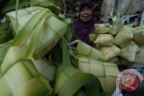 Pedagang menggelar cangkang ketupat, di Pasar Kolpajung, Pamekasan, Jatim, Rabu (15/7). Cangkang ketupat lebaran tersebut dijual Rp 5rb hingga Rp6 ribu per ikat isi 10 buah. Antara Jatim/Foto/Saiful Bahri/15

