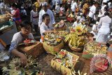 Sejumlah Hindu menyiapkan sesajen saat persembahyangan Hari Raya Galungan di Ubud, Bali, Rabu (15/7). Hari Raya Galungan dirayakan setiap 6 bulan sebagai hari kemenangan kebenaran (Dharma) atas kejahatan (Adharma) dengan menggelar persembahyangan di Pura tiap desa adat di seluruh Bali. ANTARA FOTO/Nyoman Budhiana/i018/2015.