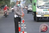 Petugas membetulkan posisi separator jalan yang dipasang di tengah Jalan Raya Ngantru, Tulungagung, Jawa Timur, Selasa (14/7). Sebanyak 520 separator dan water barier dipasang di tengah jalan nasional dua arah yang menghubungkan tiga kota Tulungagung-Blitar dan Kediri itu untuk mengantisipasi kemacetan saat fase puncak arus mudik/balik Lebaran. Antara Jatim/Foto/Destyan Sujarwoko/15