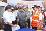 Menteri Perhubungan Ignasius Jonan berbincang dengan Gubernur Kalsel Rudy Ariffin dan General Manager Pelindo III Banjarmasin Hengki Jajang Herasmana saat meninjau arus mudik di Pelabuhan Trisakti Banjarmasin, Rabu (15/7). Foto Antaranews Kalsel/Herry Murdy Hermawan