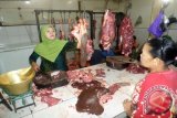 Bojonegoro - Seorang pedagang daging sapi di Pasar Kota, Bojonegoro, Jawa Timur, melayani seorang pembeli, Rabu (15/7). Penjualan daging sapi di daerah setempat, meningkat dua kali lipat, dibandingkan sebelumnya, meskipun harga daging kualitas super mencapai Rp110 ribu/kilogram. Antara Jatim/Foto/Slamet Agus Sudarmojo.   