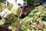 Penjual menganyam kulit ketupat yang dijual di Pasar Lama, Tangerang, Banten, Rabu (15/7). Memasuki H-2 Hari Raya Idul Fitri penjualan kulit ketupat mengalami peningkatan hingga 5 kali lipat dengan harga jual Rp600 perbuah. ANTARA FOTO/Rivan Awal Lingga