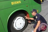 Petugas memeriksa kondisi dan kelaikan bus antarkota dalam provinsi (AKDP) dan antarkota antarprovinsi (AKAP) di Terminal Gayatri, Tulungagung, Jawa Timur, Selasa (14/7). Pemeriksaan tersebut meliputi kelayakan kendaraan, fisik, kelengkapan surat kendaraan, dan tarif angkutan untuk memberikan rasa aman pemudik serta mengantisipasi terjadinya kecelakaan. Antara Jatim/Foto/Destyan Sujarwoko/15
