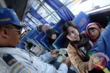 Petugas memeriksa tiket penumpang bus antarkota dalam provinsi (AKDP) kelas ekonomi jurusan Surabaya-Trenggalek di Terminal Gayatri, Tulungagung, Jawa Timur, Selasa (14/7). Pemeriksaan itu bertujuan untuk mengecek langsung pemberlakuan tarif penumpang sesuai ketentuan, karena pemerintah telah meniadakan biaya tambahan atau tuslah untuk angkutan mudik/balik Lebaran. Antara Jatim/Foto/Destyan Sujarwoko/15