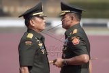 Panglima TNI Jenderal TNI Gatot Nurmantyo (kanan) dan Jenderal TNI Moeldoko (kiri) mengikuti Upacara Serah Terima Jabatan di Plaza Mabes TNI, Cilangkap, Jakarta Timur, Selasa (14/7). Jenderal TNI Moeldoko menyerahkan tugas dan tanggung jawab sebagai Panglima TNI kepada Jenderal TNI Gatot Nurmantyo karena memasuki masa pensiun. ANTARA FOTO/Widodo S. Jusuf/Rei/aww/15.