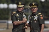 Panglima TNI Jenderal TNI Gatot Nurmantyo (kiri) berjabat tangan komando dengan Jenderal TNI Moeldoko (kanan) pada Upacara Serah Terima Jabatan di Plaza Mabes TNI, Cilangkap, Jakarta Timur, Selasa (14/7). Jenderal TNI Moeldoko menyerahkan tugas dan tanggung jawab sebagai Panglima TNI kepada Jenderal TNI Gatot Nurmantyo karena memasuki masa pensiun. ANTARA FOTO/Widodo S. Jusuf/Rei/aww/15.