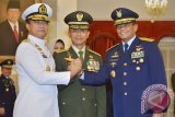 Kepala Staf Angkatan Darat (KSAD) Letnan Jenderal TNI Mulyono (tengah) berjabat tangan dengan KSAU Marsekal TNI Agus Supriatna (kanan) dan KSAL Laksamana TNI Edi Supandi (kiri) usai pelantikan KSAD oleh Presiden Joko Widodo di Istana Merdeka, Jakarta, Rabu (15/7/15). Letjen TNI Mulyono menggantikan KSAD sebelumnya Jenderal Gatot Nurmantyo yang menjabat Panglima TNI. (ANTARA FOTO/Yudhi Mahatma)