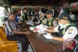 Bojonegoro - Seorang petugas Medis Kepolisian Resor (Polres) Bojonegoro, Jawa Timur, memeriksa urine atau air kencing seorang pengemudi bus, Kamis (16/7). Pemeriksaan urine dan tes kesehatan dilakukan untuk mengantisipasi bahaya ancaman narkoba di kalangan pengemudi bus.  Antara Jatim/Foto/Slamet Agus Sudarmojo. 