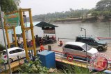Sejumlah kendaraan roda dua dan roda empat milik pemudik menggunakan jasa perahu penyeberangan Sungai Brantas di perbatasan Tulungagung-Blitar, Jawa Timur, Kamis (16/7). Pemudik mengunakan jasa perahu penyeberangan tersebut untuk memperpendek jarak tempuh antara kedua daerah, sekaligus menghindari puncak kemacetan lalu lintas pada H-1 Lebaran. Antara Jatim/Foto/Destyan Sujarwoko/15
