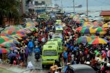 Warga beraktivitas di sepanjang jalan Pasar Mardika, Ambon, Maluku, Kamis (16/7). Sehari menjelang Idul Fitri 1436 H Pasar Mardika dipadati warga yang hendak berbelanja berbagai kebutuhan. ANTARA FOTO/Izaac Mulyawan/Rei/kye/15.