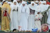 Ribuan umat Islam melaksanakan salat Idul Fitri di ruas jalan Indrapura, Surabaya, Jawa Timur, Jumat (17/7). Pemerintah menetapkan Hari Raya Idul Fitri 1436 Hijriah jatuh pada hari ini, jumat (17/7). Antara Jatim/Didik Suhartono/zk/15