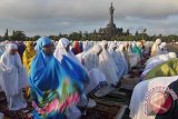 Sejumlah Umat Islam melaksanakan Salat Id di Lapangan Puputan Margarana, Denpasar, Jumat (17/7). Sedikitnya 20 lokasi di Denpasar dijadikan pusat Salat Idul Fitri 1436H yaitu di lapangan terbuka dan sejumlah Masjid. ANTARA FOTO/Nyoman Budhiana/i018/2015.