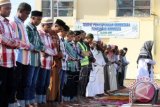 Pengungsi etnis Rohingya melaksanakan Salat Idul Fitri 1436 Hijriah di halaman gedung penampungan sementara Desa Blang Ado, Kecamatan Kuta Makmur. Aceh Utara, Provinsi Aceh. Jumat (17/7). Sebanyak 1.062 imigran Rohingya Myanmar dan 720 warga Bangladesh yang ditampung di lima kabupaten/kota. Lhokseumawe. Aceh Utara, Aceh Timur, Langsa dan Aceh Tamiang melaksanakan ibadah salat hari raya Idul fitri sesuai dengan jadwal yang ditetapkan pemerintah. ANTARA FOTO/Rahmad/hp/15