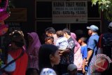 Ratusan Pengunjung menunggu antrean tiket masuk wisata Kebun Binatang Surabaya, Sabtu (18/7). Selain sebagai taman konservasi edukasi, Kebun Binatang Surabaya menjadi jujukan tempat rekreasi keluarga favorit untuk mengisi liburan saat lebaran. Antara jatim/Abdullah Rifai/15